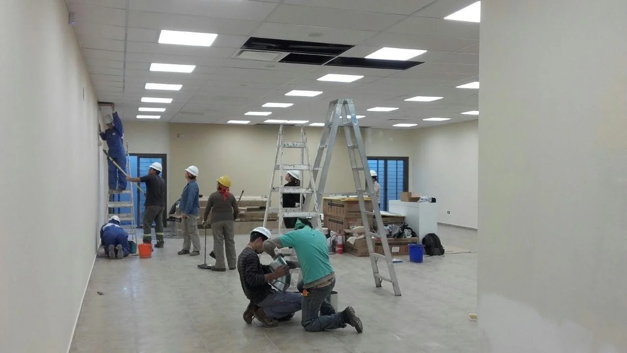 Equipo de Azulado durante un trabajo de pintura en un interior comercial